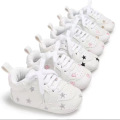 Säuglingsschuh-Babyschuhe weißes Sternmuster reizende Baby-Sportschuhe